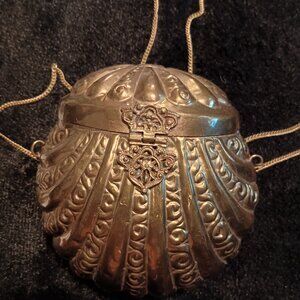 Vintage clam shell 1940's